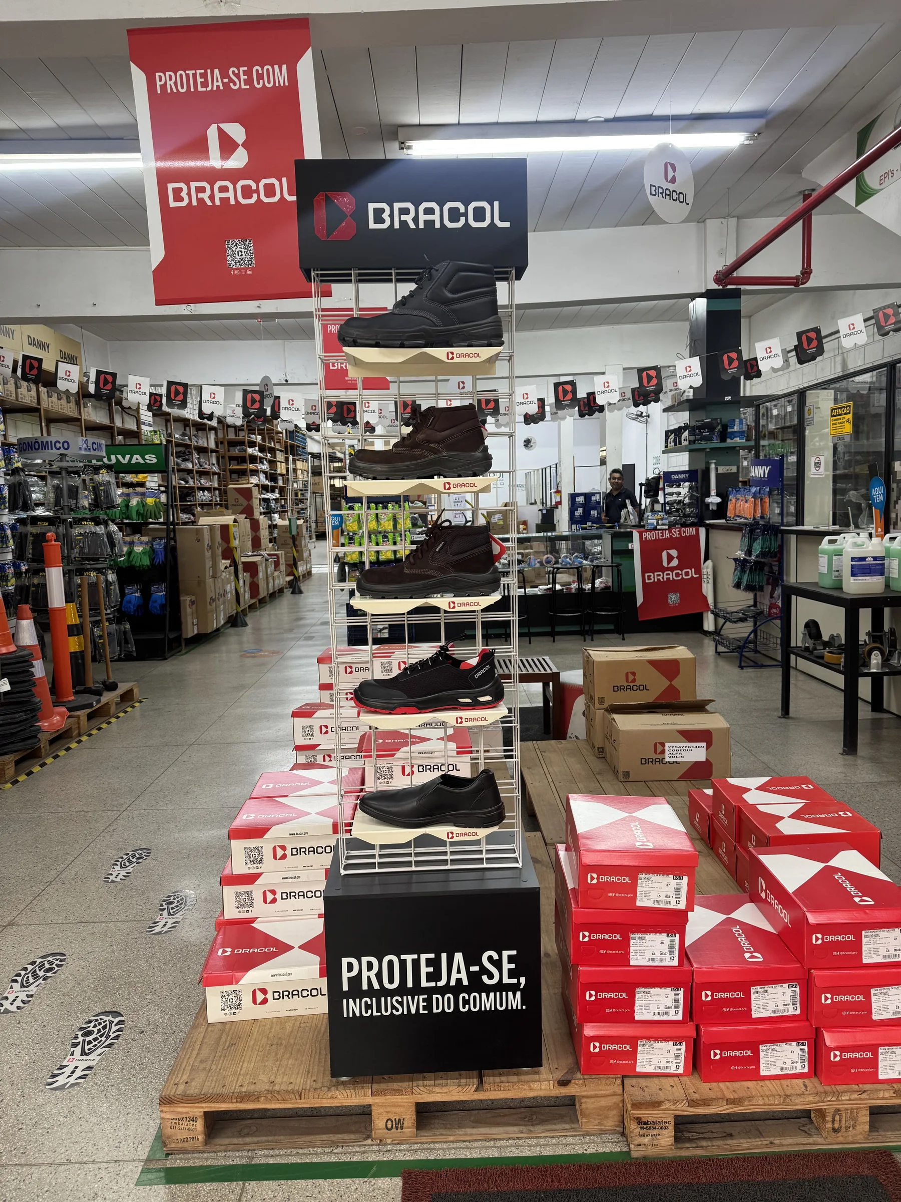 Expositor Bracol com botas e calçados de segurança na loja Cobequi