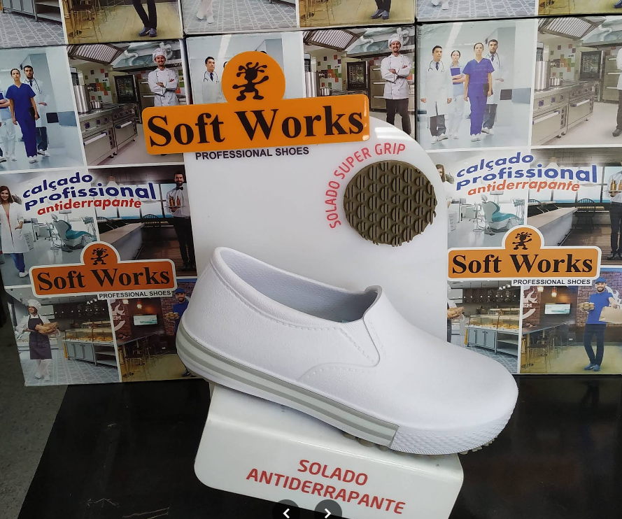 Calçado profissional branco Soft Works antiderrapante em expositor da loja Cobequi